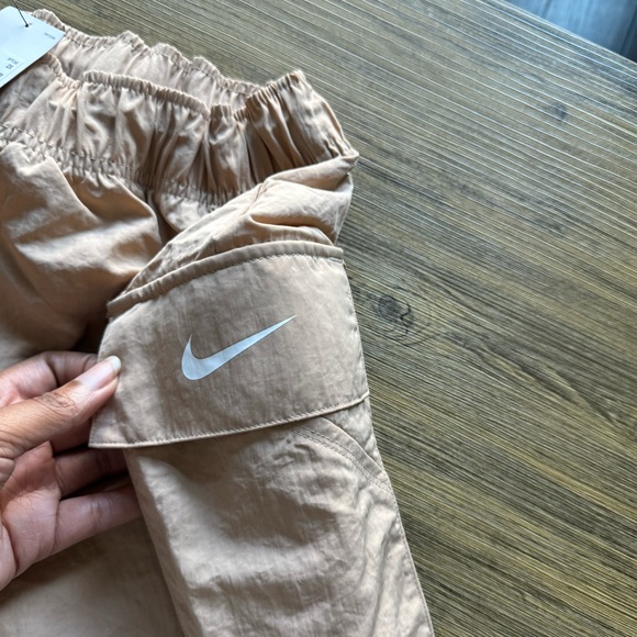 SHORTS NIKE SPORTSWEAR ESSENTIAL WOMEN'S WOVEN HIGH-RISE SHORTS - Picture 8 of 12